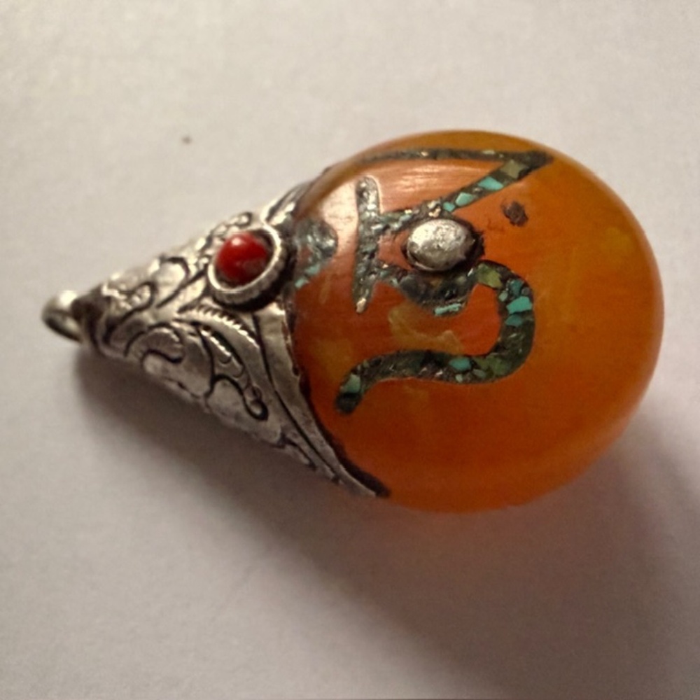 Tibetan Amber Pendant - Picture 5 of 5